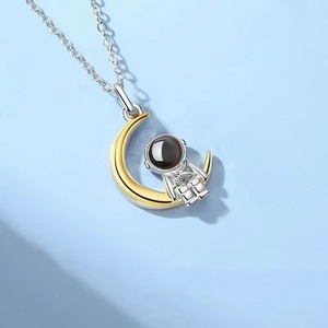 Oem Xiyin Astronauta <span class=keywords><strong>de</strong></span> Proyección <span class=keywords><strong>de</strong></span> Mil Caracteres, Astronauta Dorado para Parejas Alcanzando <span class=keywords><strong>las</strong></span> <span class=keywords><strong>Estrellas</strong></span> y Abrazando la Luna - Product Image 2