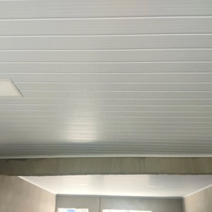 Barato Color de <span class=keywords><strong>madera</strong></span> paneles de techo falso decorativo Interior UPVC tablero de techo en China - Product Image 6