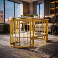 Table basse ovale élégante en marbre blanc avec base en grille verticale dorée et rangement pour suite de bureau de luxe