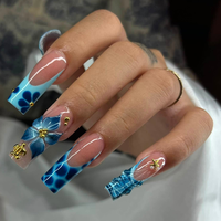 Uñas Postizas Hechas a Mano, Largas y Cuadradas, Base Nude, Punta Francesa Roja, Diseño 3D con Cerezas, Borde Ondulado con Pedrería Dorada, 10 Piezas
