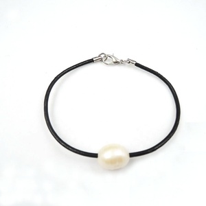 <span class=keywords><strong>Bracciale</strong></span> di <span class=keywords><strong>perle</strong></span> d'acqua dolce 100% natura con cordino in vera pelle. 9-10mm forma di perla ovale, metallo in acciaio inossidabile di alta qualità - Product Image 1