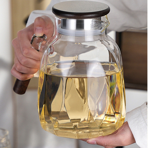 Carafe à eau en verre résistant à la chaleur avec poignée en bois et couvercle 1,8 L, carafe écologique pour infusion de fruits, pour boissons et jus - Product Image 1