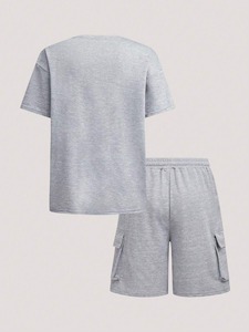 Conjunto de dos piezas para hombre, camiseta informal holgada de color gris claro y pantalones cortos tipo cargo, disponible en fábrica, personalización disponible. F10 - Product Image 2