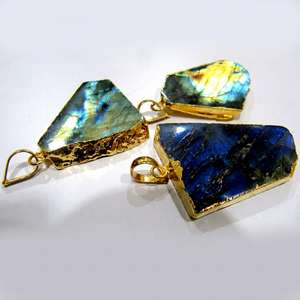 Pendentif en tranche de labradorite naturelle, forme libre, breloque avec bordure électroplaquée or - Product Image 1