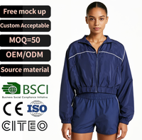 Ensemble de survêtement coupe-vent bleu marine pour femme, veste zippée et short, avec passepoil contrastant, tenue décontractée et sportive, idéal pour l'été et les loisirs, style mode