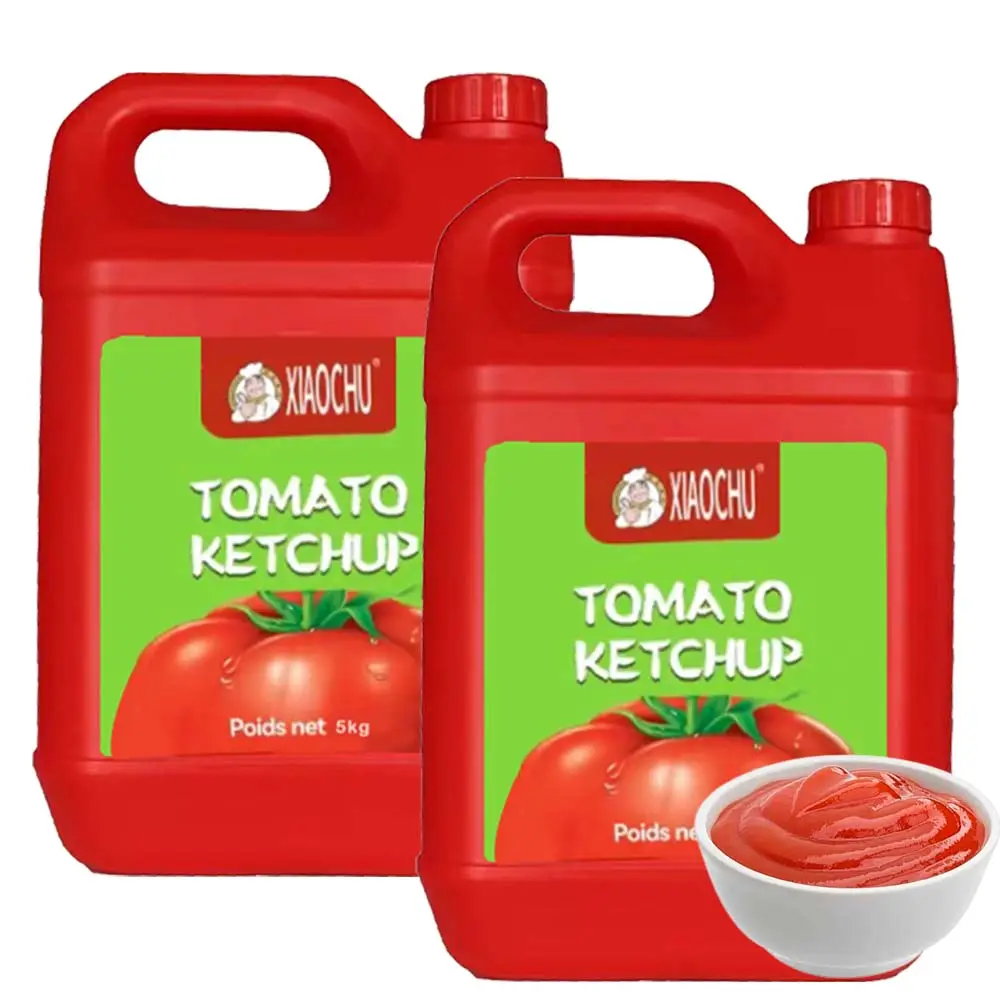 Adicionando molho de sabor garrafas plásticas espremidas a granel para temperar tomate ketchup tomates
