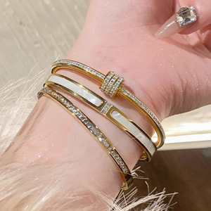Pulsera de Zirconia con Diamantes Completos para Mujer en Múltiples Estilos de Acero Inoxidable Chapado en Oro de 18K, Joyería Impermeable y sin Deslustre - Product Image 4