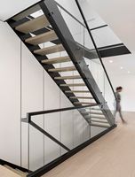 Escalier flottant moderne en acier au carbone à poutre unique avec marches en bois de hêtre pour usage intérieur
