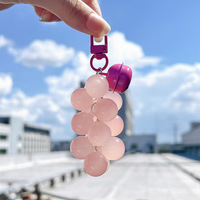 Porte-clés grappe de raisins à changement de couleur UV, breloque en acrylique sensible à la lumière, mignon pour sac et clés de voiture, vente en gros