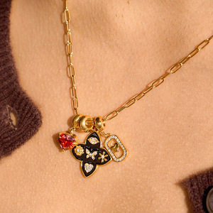 Collier en acier inoxydable 316 avec pendentif trèfle à quatre feuilles en cristal rouge et chaîne dorée, bijou cadeau - Product Image 2