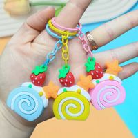 Porte-clés en PVC en forme de gâteau roulé aux fraises, en caoutchouc souple, style dessin animé, vente en gros, cadeaux promotionnels en vrac