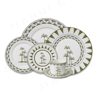 Service de table en porcelaine Palmier botanique : Vaisselle en céramique haut de gamme pour la vente au détail, les mariages dans les jardins et les événements éco-chics