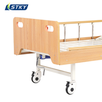 Lit d'hôpital manuel en bois avec levage par manivelle, lit de soins à domicile pour personnes âgées avec barrières en aluminium et roulettes silencieuses