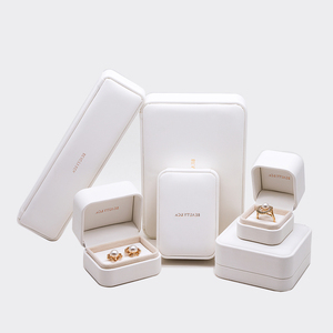 Portagioie in pelle <span class=keywords><strong>di</strong></span> lusso all'ingrosso <span class=keywords><strong>di</strong></span> alta qualità Vintage anello <span class=keywords><strong>di</strong></span> nozze Set Organizer bianco per viaggi piccolo modello quadrato - Product Image 1