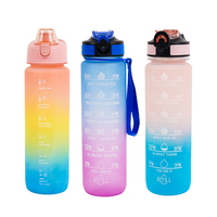 Bouteille d'eau de sport en plastique personnalisée contemporaine à boire directement avec couvercle