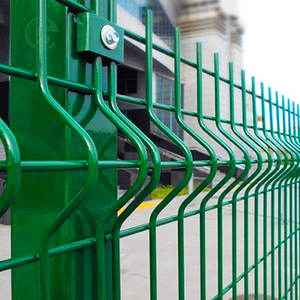 Paneles de Cerca Curvos 3D de Alta Calidad, Construcción de Malla de Hierro Galvanizado, Paneles de Cerca de Metal Corrugado con Recubrimiento Verde para Carreteras - Product Image 1