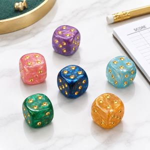 Ensemble de dés en acrylique marbré nacré personnalisé de 16 mm avec points dorés, plusieurs couleurs, pour jeux de société et cadeaux - Product Image 1