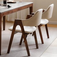 Chaise de salle à manger nordique en bois massif avec dossier et accoudoirs, revêtement en cuir, usage domestique et commercial, design haut de gamme en forme de A