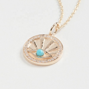 Collar Gemnel de Plata de Ley Reciclada con Medallón de Moneda de la Suerte y Ojo Turquesa en Oro de 18k - Product Image 3