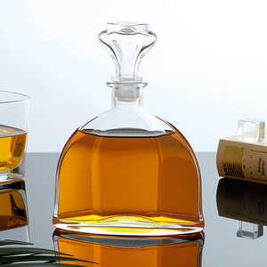 <span class=keywords><strong>Carafe</strong></span> à whisky en verre géométrique à facettes avec base lourde et bouchon orné pour la décoration de bar de luxe à domicile - Product Image 1
