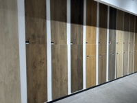 Conception populaire Carrelages de sol en bois céramique émaillée mate en porcelaine pour salle de bain intérieure petite salle de douche