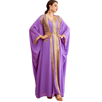 Ensemble Abaya élégant deux pièces en polyester respirant avec garniture en strass dorés, manches chauve-souris, kaftan ouvert et robe intérieure longue jusqu'aux chevilles