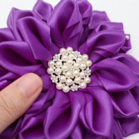 Pin Korsase ungu Afrika merah dengan pita permata mutiara bros Satin Violet Afrika bros bunga merah dengan dukungan magnetik