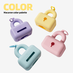 Dispensador de Bolsas para Excrementos de Perro de Silicona Personalizado con Forma de Candado y Mosquetón - Product Image 2
