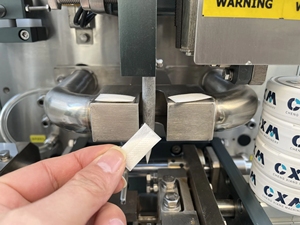 Machine d'emballage de sachets de snus à haute efficacité, système de remplissage automatique de poudre compact - Product Image 2