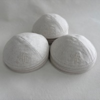 YARMULK Ivoor Linnen Kippah Toon-op-toon Monogram Script Borduurwerk Joodse Bruiloft Kippot Yarmulke Bar Mitzvah Judaica Cadeau