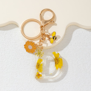 Nuevo Llavero con Alfabeto de Abeja y Margarita Amarilla, Borla de Flores Secas, Decoración para Mochila y Bolso, Regalo para Mujeres y Niñas - Product Image 5