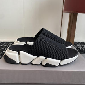 Nouvelles sandales plates de luxe 2026 pour femme, style minimaliste à bride unique, bout ouvert, semelle souple et confortable, élégantes et décontractées pour l'été - Product Image 1