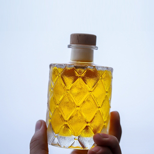 Lujo Mini Vacío 50ml 100mL Decantador <span class=keywords><strong>Vodka</strong></span> Vidrio en relieve Licor Vino Botella de licor con tapa de corcho - Product Image 6