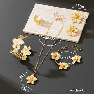 Offre Spéciale femmes plaqué <span class=keywords><strong>or</strong></span> bohème collier floral ensemble simple mais élégant superposition pièces pour les fêtes <span class=keywords><strong>de</strong></span> mode <span class=keywords><strong>de</strong></span> rue cadeau - Product Image 4
