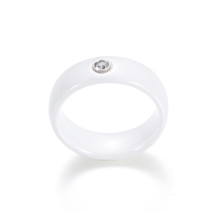 Bague en céramique noire et blanche avec diamant de 6 mm, taille brillant rond, bijoux de mariage unisexe - Product Image 4