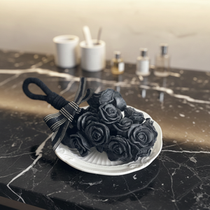 Jabón Decorativo Negro con Forma de Flor en Cuerda, Jabón Colgante para Baño, para Diseño Interior Minimalista y Estilo Gótico - Product Image 4