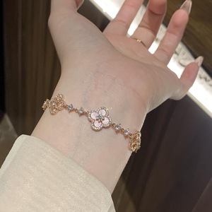 กำไลข้อมือประดับเพชรฝังแบบหรูหรา ดีไซน์ใบโคลเวอร์สี่แฉกแบบเลื่อนได้ แบรนด์ดัง กำไลข้อมือและกำไล - Product Image 3