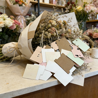 Étiquettes suspendues personnalisées en papier écologique recyclable non couché avec trou perforé et impression dorée en relief pour l'emballage de vêtements