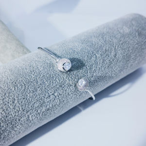 กำไลข้อมือเงินแท้ 925 ชุบแพลตตินัม ประดับเพทายสีชมพู รูปพระจันทร์ ดีไซน์ทันสมัยสำหรับผู้หญิง แบบกลวง ยืดหยุ่น รุ่น <span class=keywords><strong>BR075</strong></span> - Product Image 2