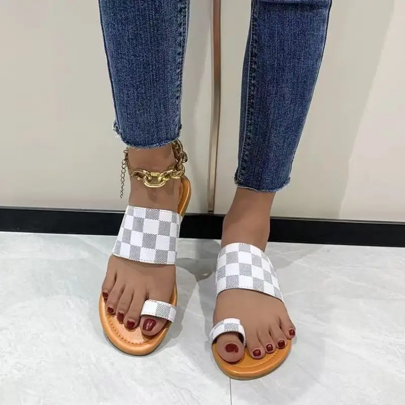 2023 plus size new flat slippers summer women's solid color round toe wear European and American leisure sandals.