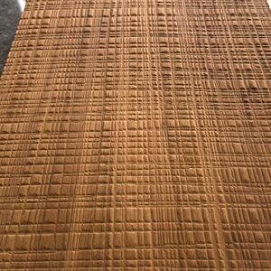 Till combina leggerezza ed eleganza, ricorda le texture di carta intrecciata per il pannello in legno impiallacciato naturale. - Product Image 4