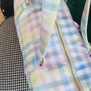 กระเป๋าเดินทางแบบถือสะพายลายสก็อตสีชมพูสำหรับเด็กผู้หญิง  ตกแต่งด้วยป้ายปักลายตารางสีรุ้งแบบกำหนดเอง  ทำจากไนลอน เหมาะสำหรับออกกำลังกาย ท่องเที่ยว หรือใช้ในช่วงสุดสัปดาห์ - Product Image 3