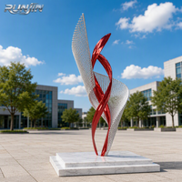 Grande statue d'extérieur en acier inoxydable à flamme spirale, sculpture d'art métallique en maille perforée avec ruban rouge, fabrication sur mesure