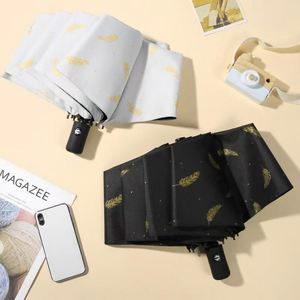 Parapluie de voyage pliant en trois sections, ouverture et fermeture automatiques, avec logo personnalisé, revêtement noir UPF50, plumes dorées, imperméable et coupe-vent, vente en gros - Product Image 3