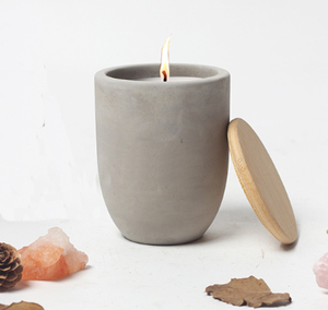 Pot à bougie cylindrique avec logo gravé sur mesure, finition gaufrée et couvercle en bois, fait main pour la décoration de Noël à la maison - Product Image 1