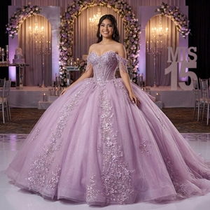 Robe de bal de Quinceañera élégante en tulle lavande avec traîne Watteau, ornée de dentelle florale 3D perlée et scintillante, style vintage Rsm261101 - Product Image 1