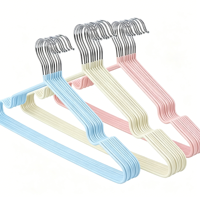 Cintres métalliques anti-rouille revêtus de PVC pour vêtements humides et secs, couleurs macaron antidérapantes, cintres fins et peu encombrants pour placard, vente en gros
