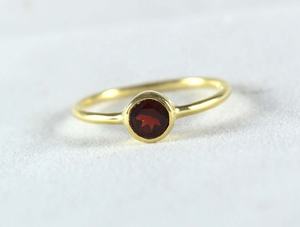Bague en or jaune 14 carats massif avec grenat rouge naturel rond de 5 mm, fabricant de bijoux - Product Image 4