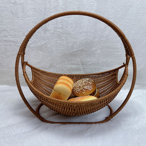 ตะกร้าผลไม้ทอจากหวายพร้อมหูจับ ตะกร้าเก็บของทรงกลมสำหรับห้องนั่งเล่น ถาดใส่ขนมและชา - Product Image 2