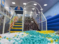 Aire de jeux intérieure commerciale pour l'atrium d'un centre commercial avec toboggan géant multi-voies, piliers rayés, trampoline, ensemble de jeux pour enfants